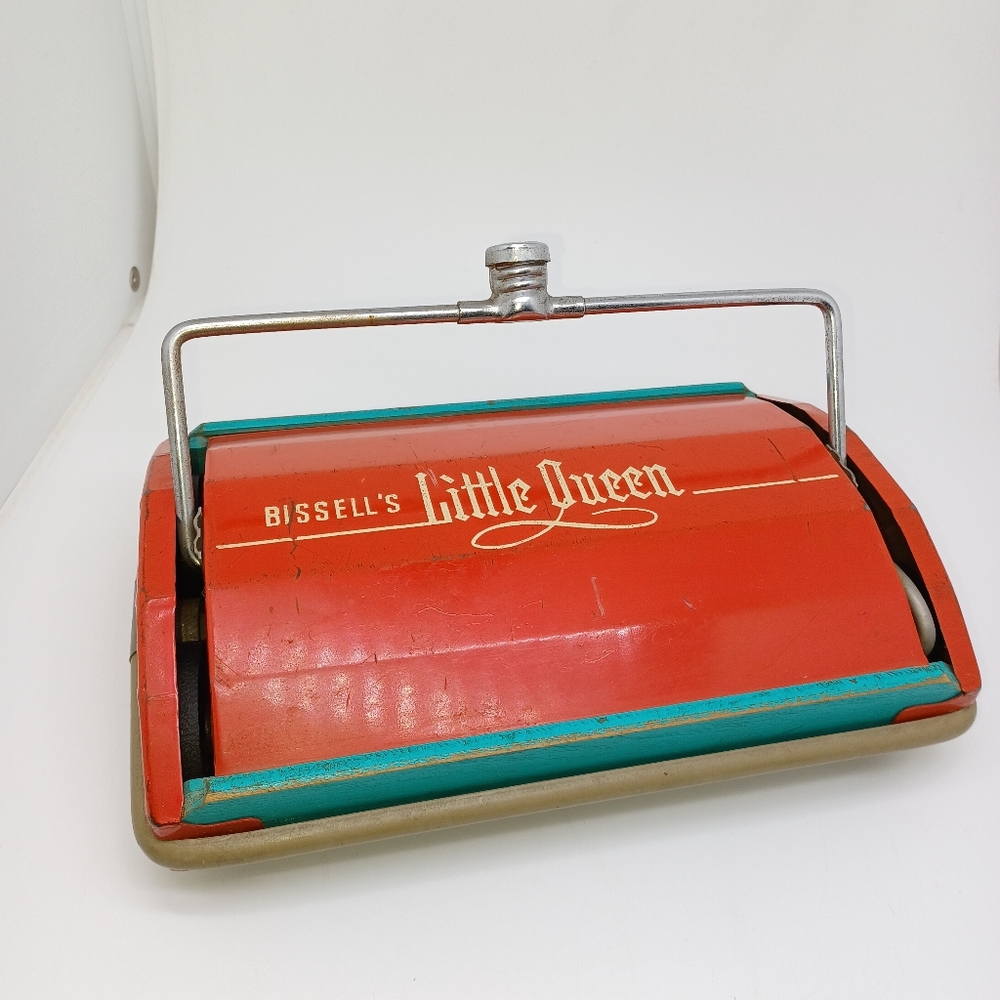 VINTAGE BISSELL'S LITTLE QUEEN CHILD'S TOY VACUUM CARPET SWEEPER CLEANER